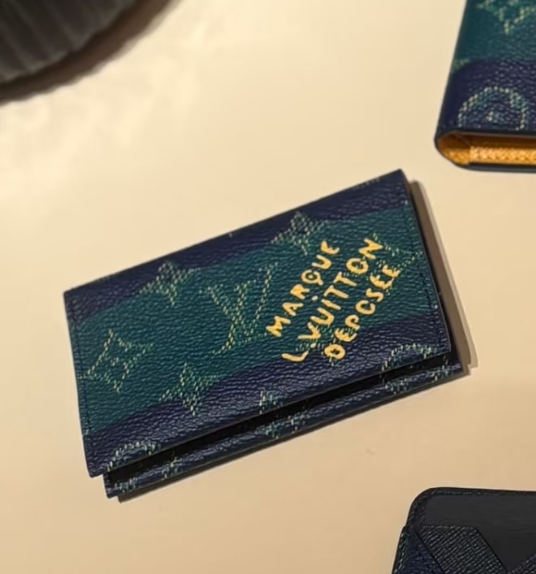 【唯一無二の存在感♪】Louis Vuitton カードホルダー M25796